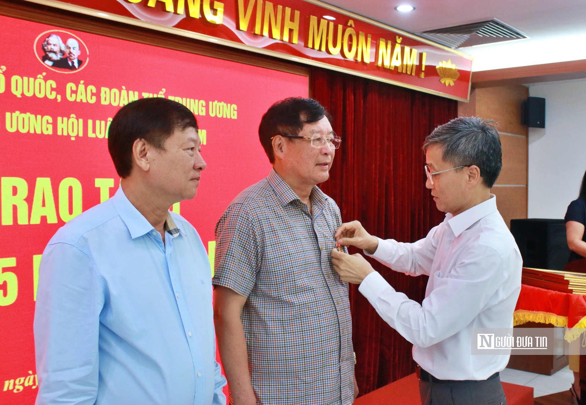 Trao Huy hiệu 35 năm tuổi Đảng cho 5 đảng viên Đảng bộ Trung ương Hội Luật gia Việt Nam